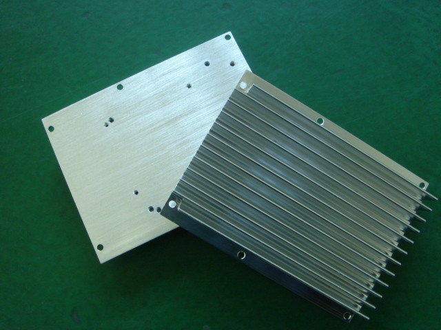 急速なプロトタイプ CNC の精密転換コーティングが付いている機械化アルミニウム放出脱熱器