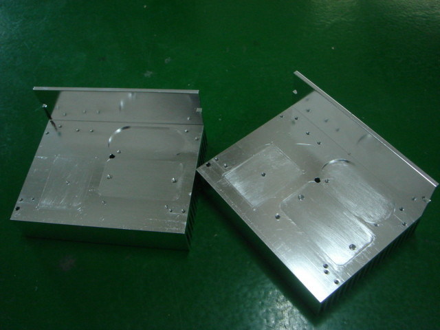 機械で造る L 形 CNC の精密は急速なプロトタイプ アルミ合金脱熱器突き出ました